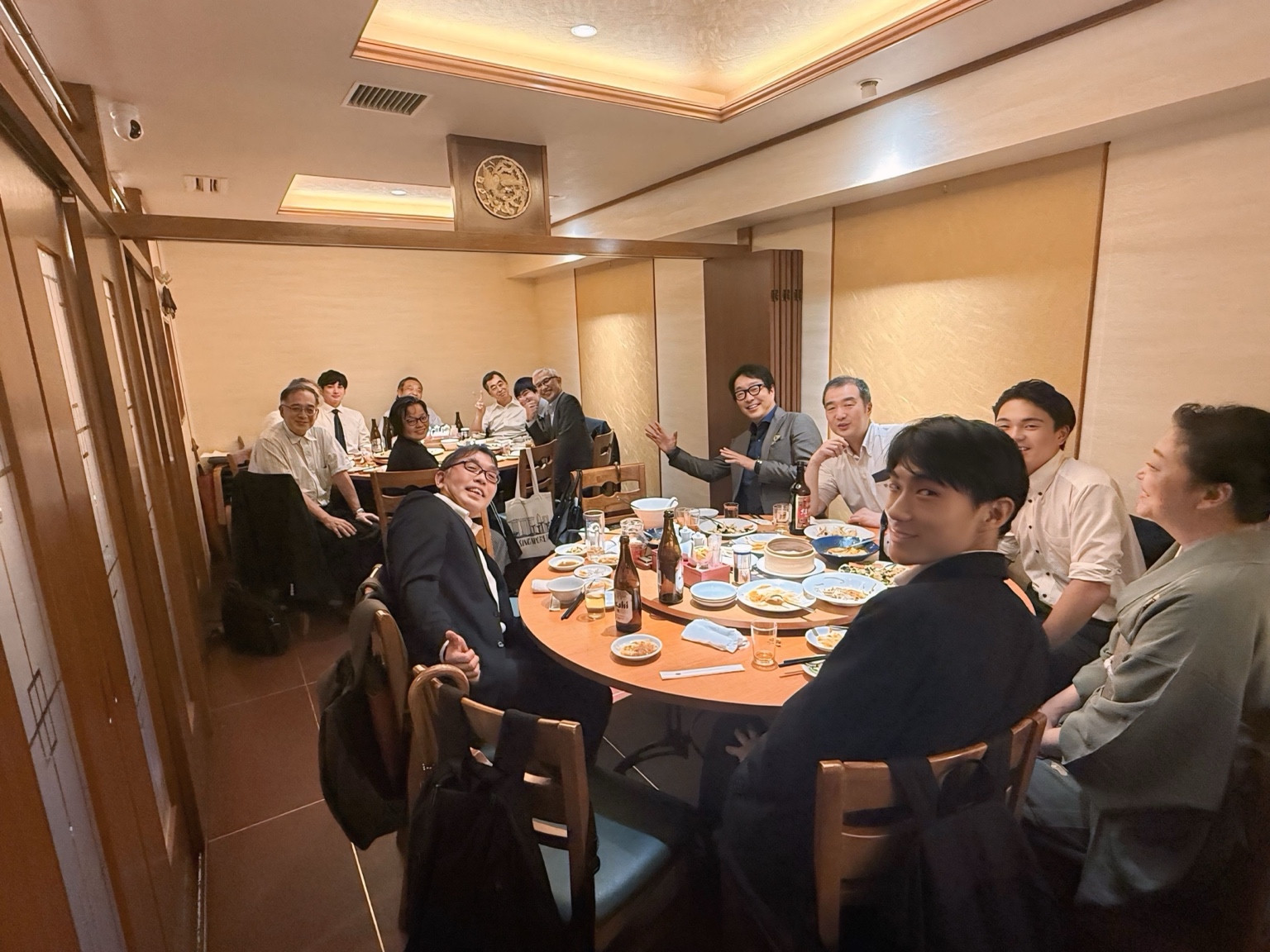 料理を囲み、同じテーブルでひとときを過ごす皆さん。