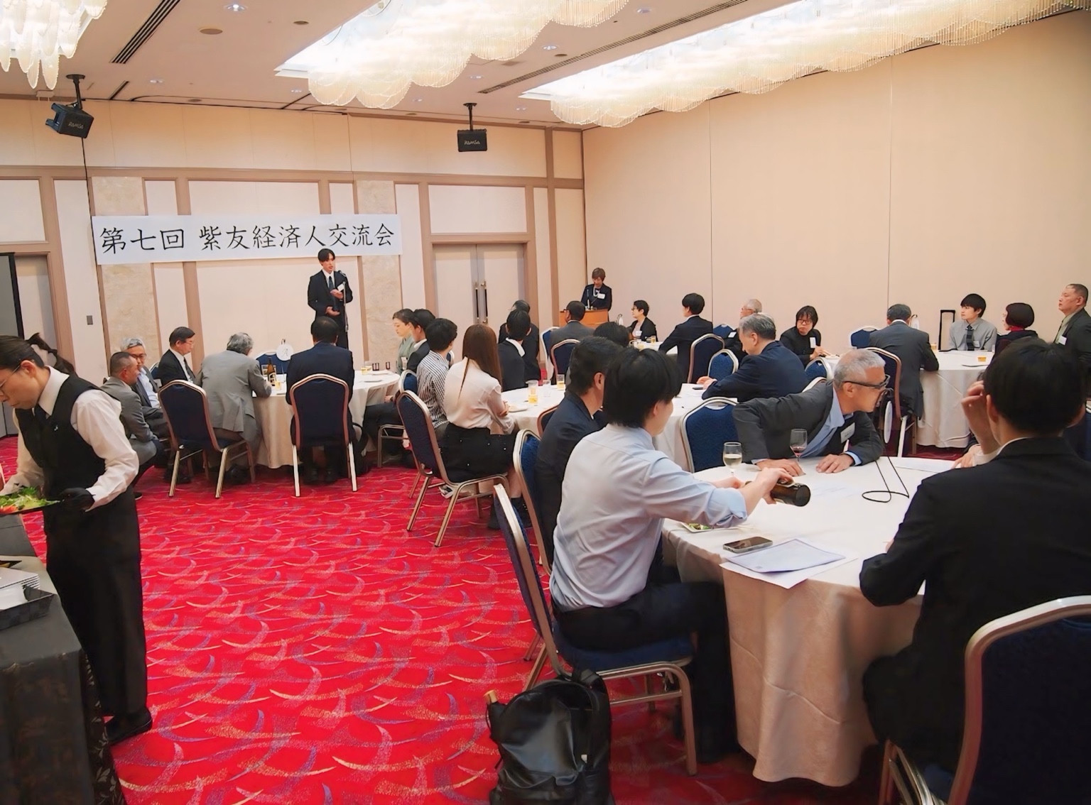 第一部の会場風景。丸テーブルを囲んで参加者が集まりました。
