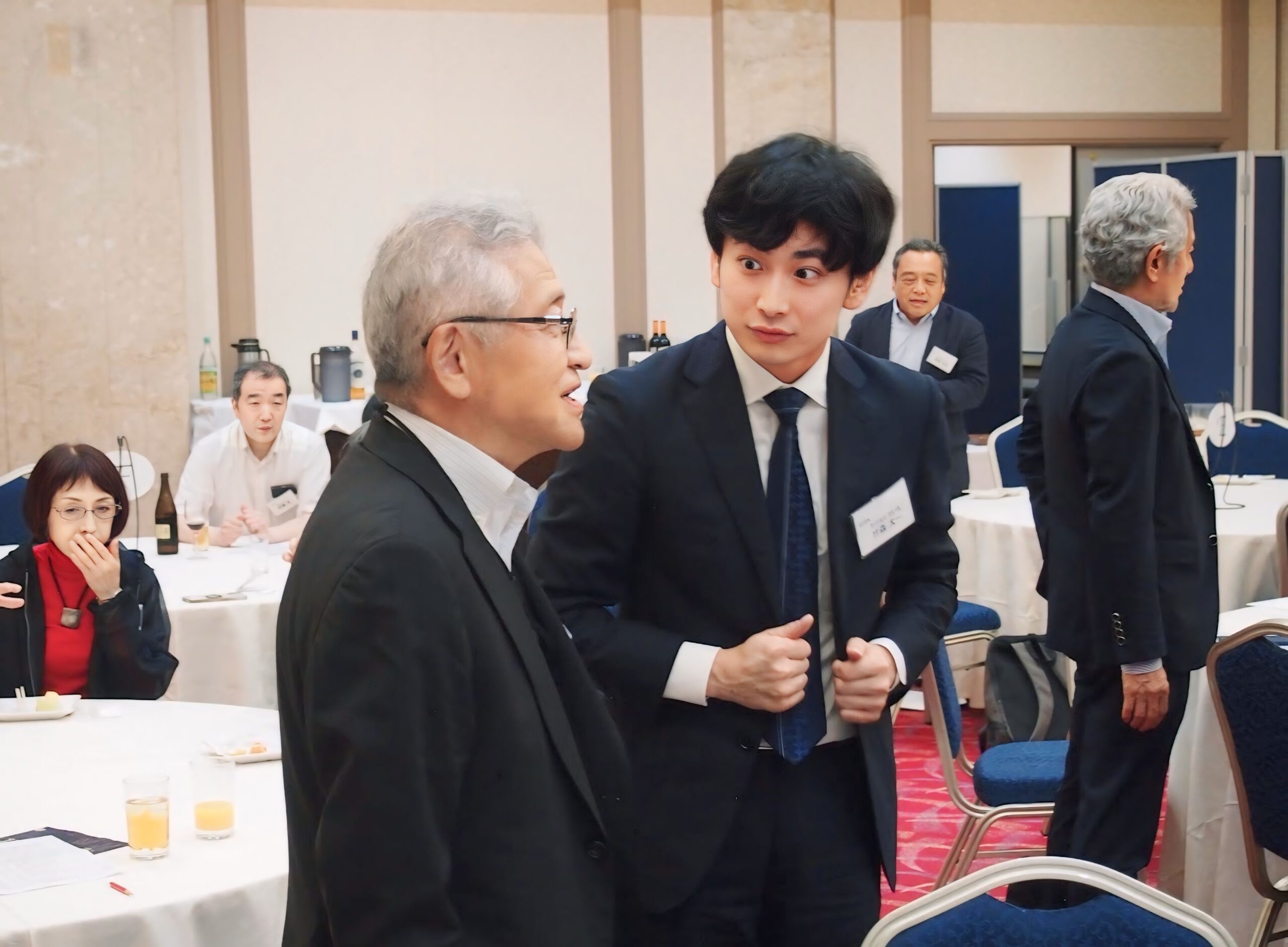 第7回交流会で向き合って話す参加者