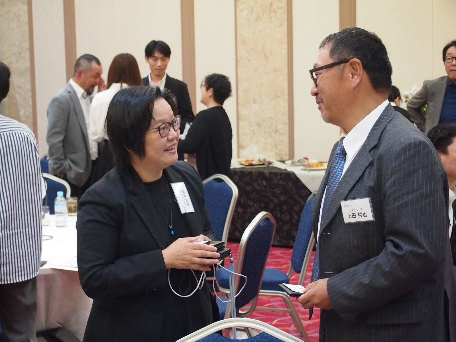 第7回交流会で笑顔で話す二人の参加者