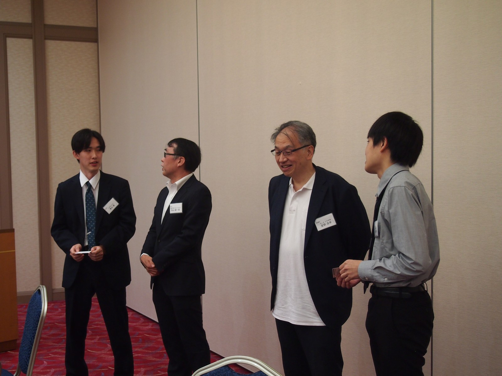 第7回交流会で立って談笑する参加者たち